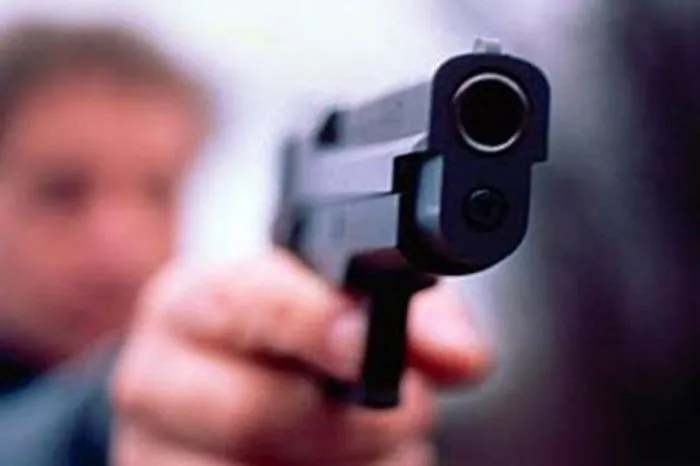 Siracusa: spar&ograve; al vicino per evitare che i figli lo frequentassero