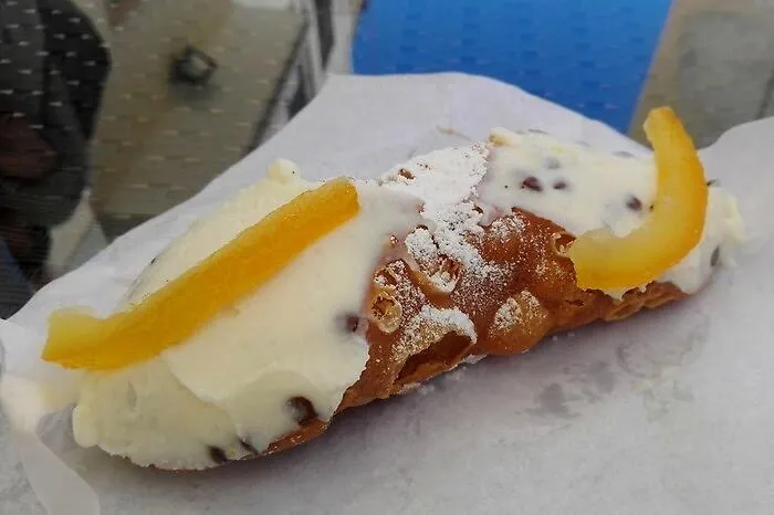 Numismatica, monete da 5 euro con cannolo e passito siciliani
