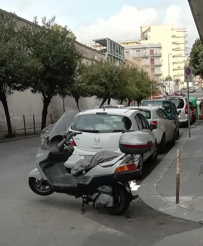 Scooter abbandonato da tre settimane a Catania