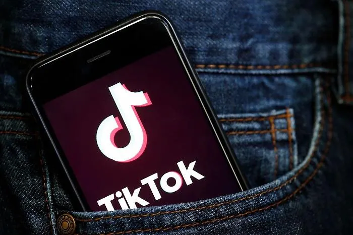Il folle gioco su TikTok costato la vita a una bimba di 10 anni: e ora il social &egrave; sotto accusa