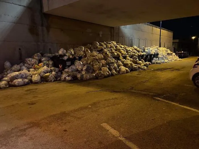 Una discarica a cielo aperto all'ospedale "San Giovanni di Dio" di Agrigento