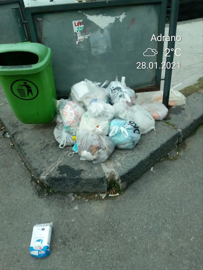 Adrano (Ct), sacchetti di immondizia in piazza Genova
