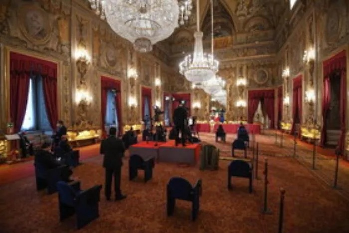 Crisi di governo, Conte chiama Renzi ma &egrave; gelo. Fico pacificatore?