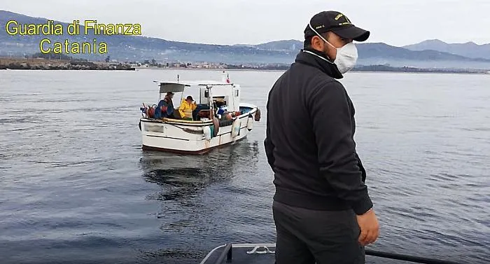 Catania, controlli in mare della Guardia di Finanza: sanzioni per pesca sportiva