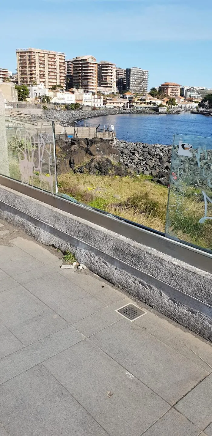 Catania: vetri infranti in Piazza Europa