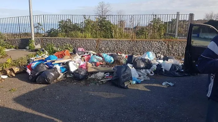 Aci Catena via Nizzeti, discarica in zona residenziale