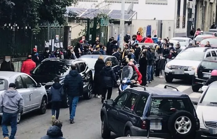 Ritorno a scuola, il problema non &egrave; in classe: assembramenti all'uscita