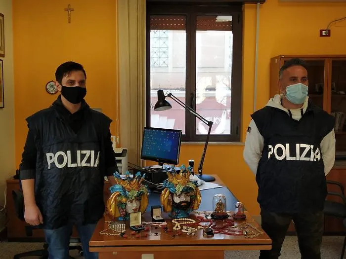 Palermo, fingono un incidente per svaligiare la casa di una anziana