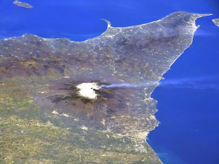 L'Etna d&agrave; spettacolo anche dalla Stazione Spaziale