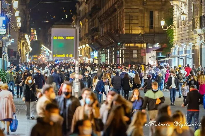 Il Codacons: &laquo;Piazze e vie dello shopping a numero chiuso o denunciamo i sindaci&raquo;