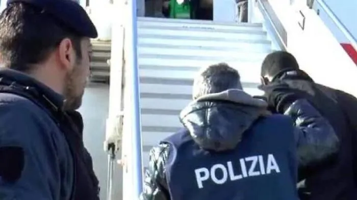 Albanese espulso torna a Catania col cognome della moglie: arrestato