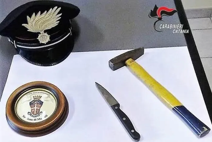 Mascali, d&agrave; una coltellata al compagno perch&eacute; nel cellulare di lui c'era una foto della ex
