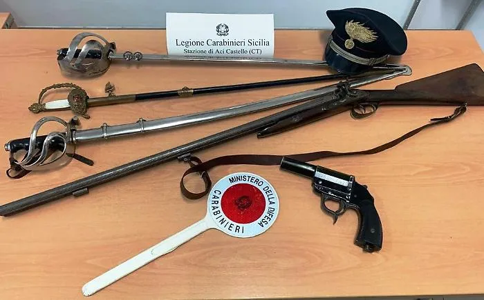 Aci Castello, litiga con due turisti inglesi e li minaccia con una pistola lanciarazzi