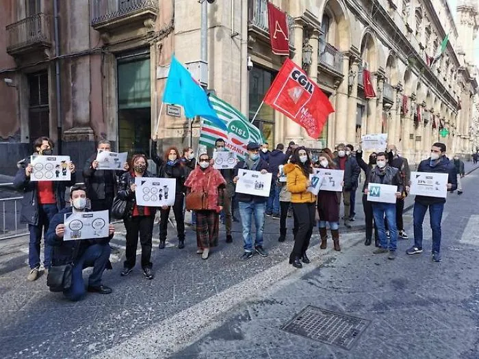 I &ldquo;navigator&rdquo; in piazza a Palermo e Catania per la proroga dei contratti