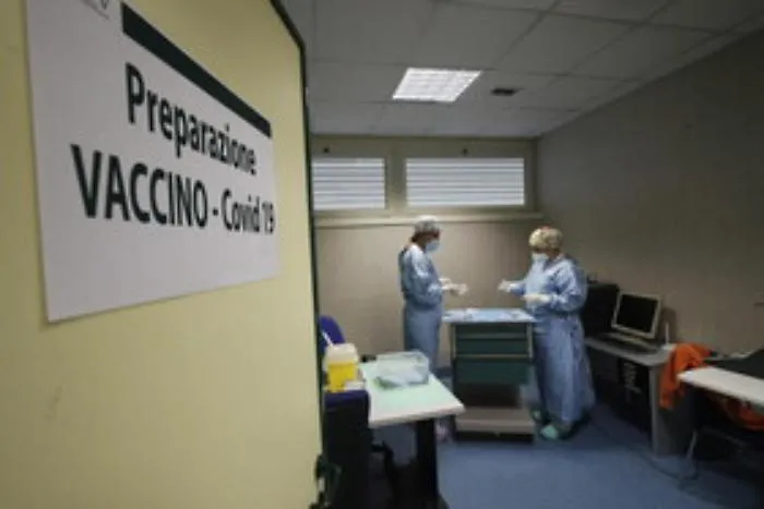 Covid, Draghi accelera sui vaccini: pi&ugrave; "vaccinatori" e priorit&agrave; a personale scuola