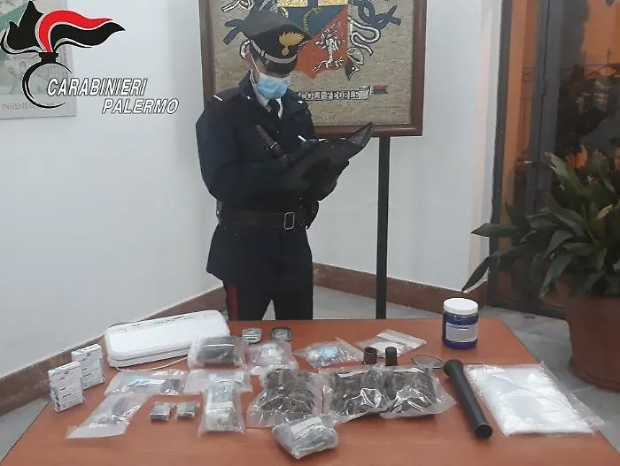 La droga nascosta tra le parrucche, due arresti a Palermo