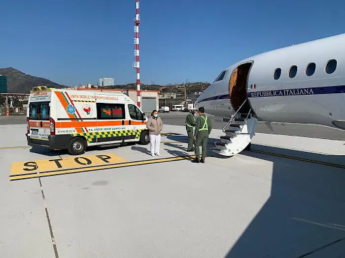 Catania, donna incinta trasferita d'urgenza a Genova con un Falcon 900