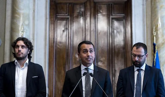 M5S implode nel paradosso del no al voto su Rousseau
