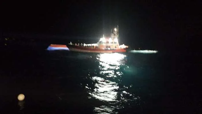 Migranti, barcone si rovescia durante trasbordo a Lampedusa: si cercano dispersi
