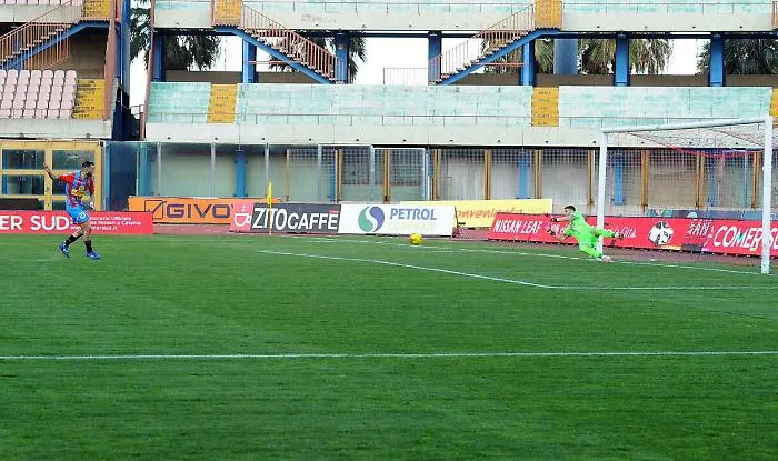 Il rigore fallito dal Catania nel finale (foto Galtieri)