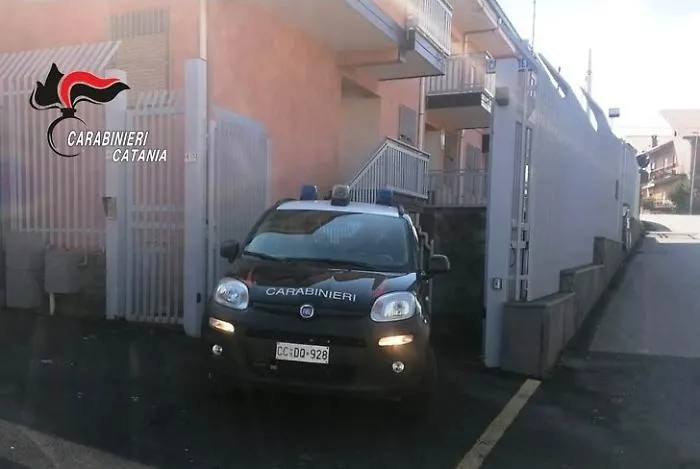 Malato di Covid scappa dall'ospedale e torna a casa a Maletto: denunciato