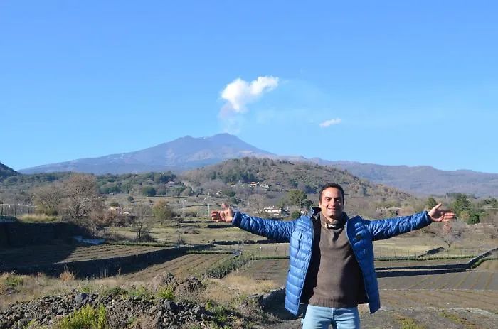 Martino Allegra nella sua azienda a Pedara