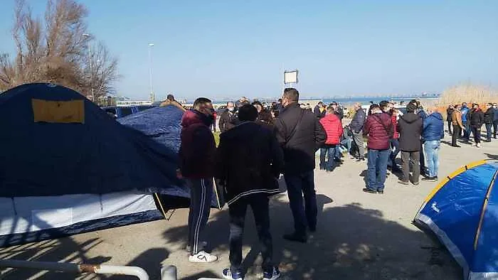 Termini Imerese, lavoratori Blutec protestano davanti ai cancelli dello stabilimento