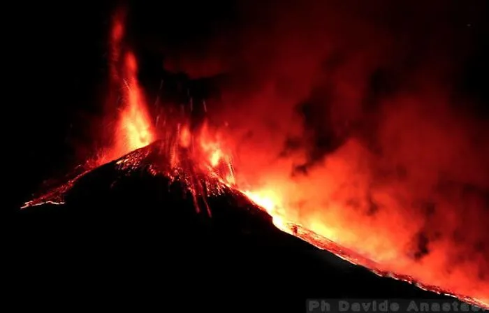 Etna, notte &ldquo;tranquilla&rdquo; sul vulcano ma continuano le colate laviche