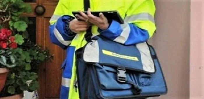 Prenotazione vaccini over 80: ora si pu&ograve; fare anche col portalettere