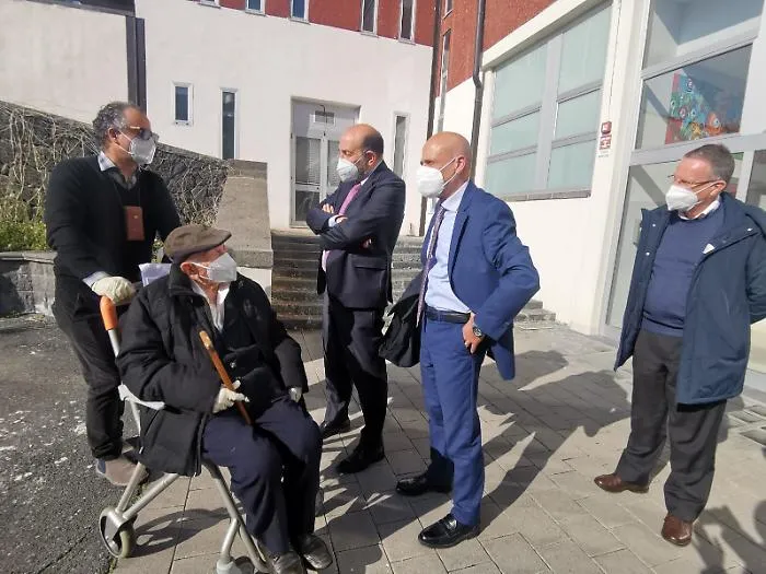 Catania, il vaccino a nonno Antonio, 105 anni: &laquo;Il covid &egrave; come una guerra, ma siamo tutti dalla stessa parte&raquo;