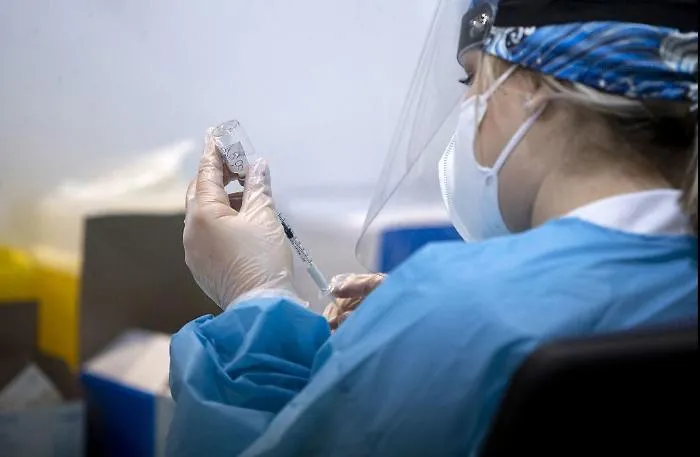 &laquo;Entro l'estate il 70% degli europei vaccinato&raquo; 
e spunta il "passaporto" per poter viaggiare