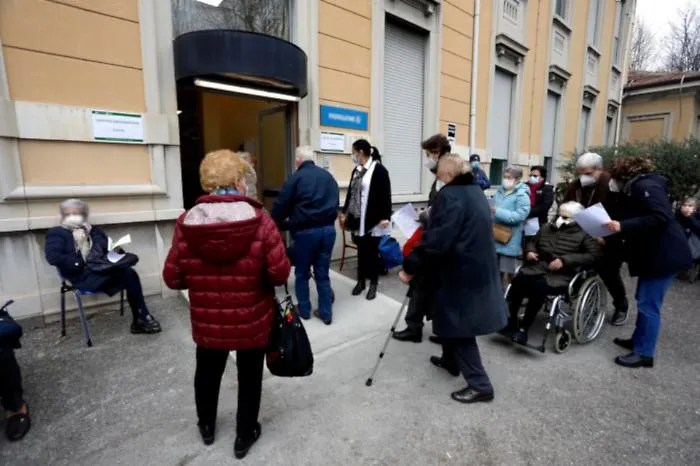 Covid: ottantenni in fila senza vaccino, richiamati dall'Asp: &laquo;Oggi avranno la dose&raquo;
