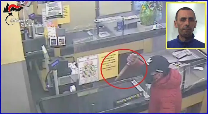 Patern&ograve;, rapina supermarket e fugge: braccato, si consegna ai carabinieri