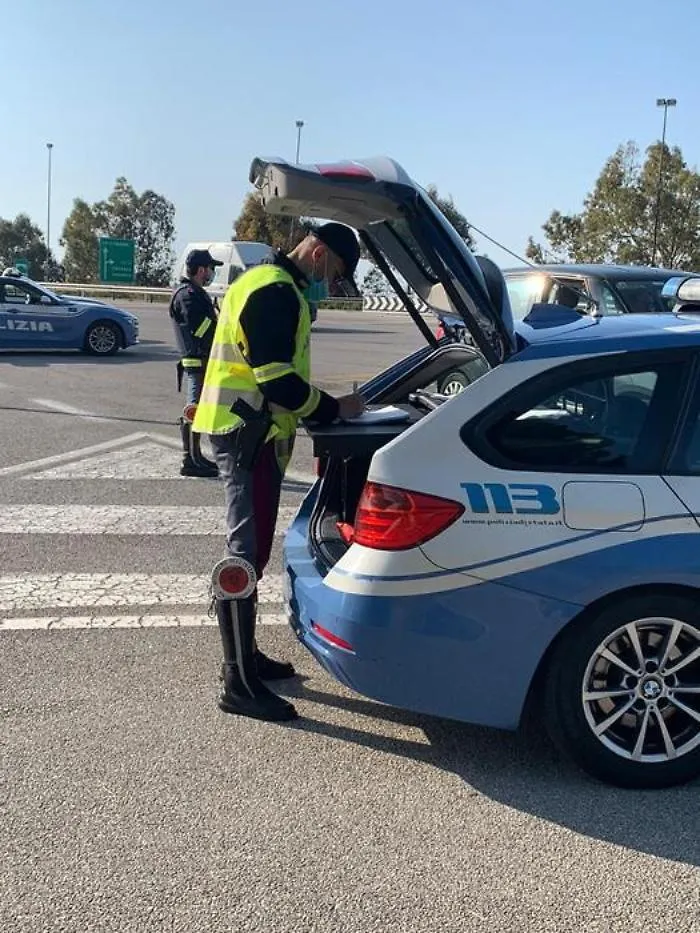 Guida in stato di ebrezza sulla A18 e si giustifica: &laquo;Sono un imprenditore vinicolo&raquo;