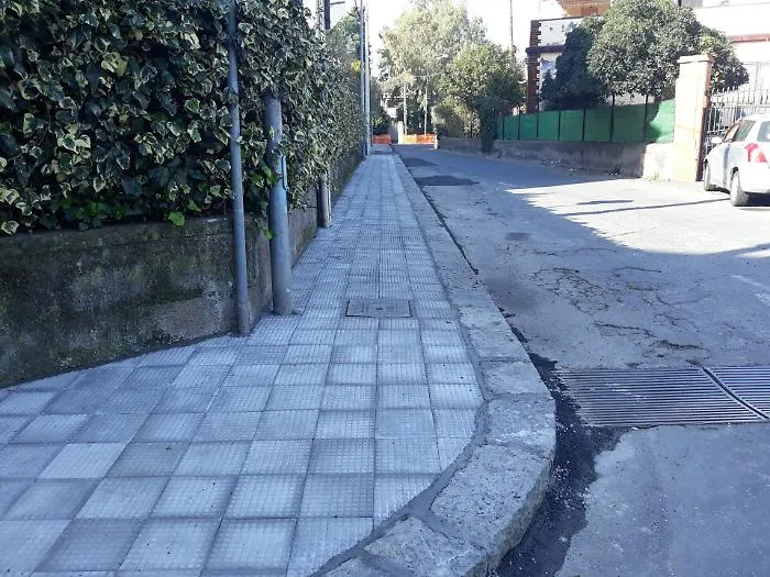 San Gregorio (Ct): "I marciapiedi lasciateli ai pedoni"