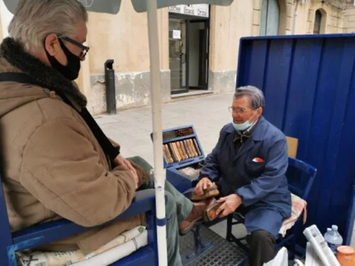 Giuseppe Romano, &ldquo;sciusci&agrave;&rdquo; da 77 anni: &laquo;Oggi &ldquo;restauro&rdquo; scarpe&raquo;
