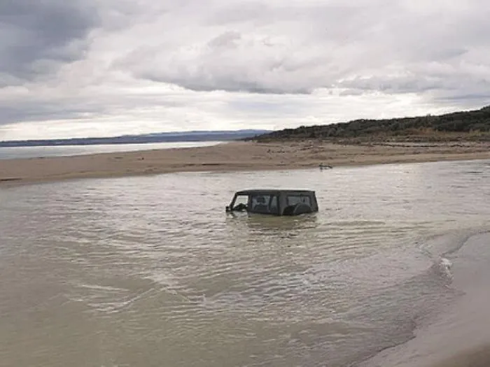S&rsquo;impantana con il fuoristrada all&rsquo;Oasi del Simeto: turista multato