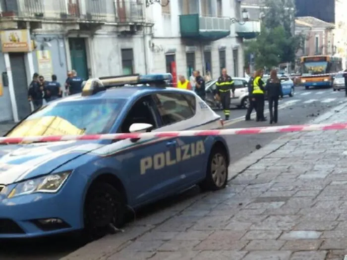 Adrano, deposito abusivo di bombole "difeso" a calci, pugni e minacce da una donna