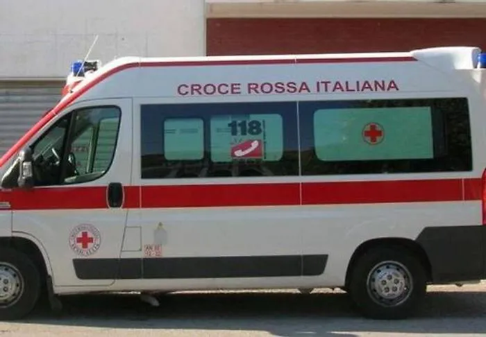 Messina, rinchiude in una stanza la compagna e si barrica in casa
