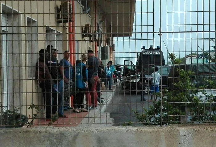 Pozzallo, una cinquantina di migranti fugge dall'hotspot