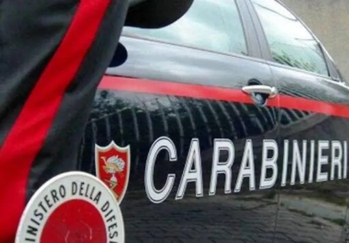 Adrano, arrestato caporal maggiore dell'Esercito: ubriaco stava danneggiando infissi dei vicini