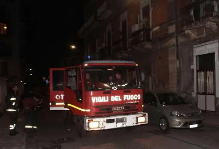 Catania, I vigili del fuoco salvano non vedente da incendio