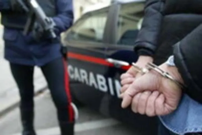 Catania, ruba il telefono alla commessa ma la videosorveglianza lo inchioda