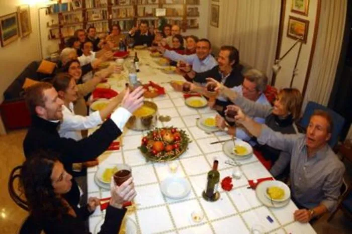 Abbuffate di Natale, per compensare bere molta acqua e muoversi un po'