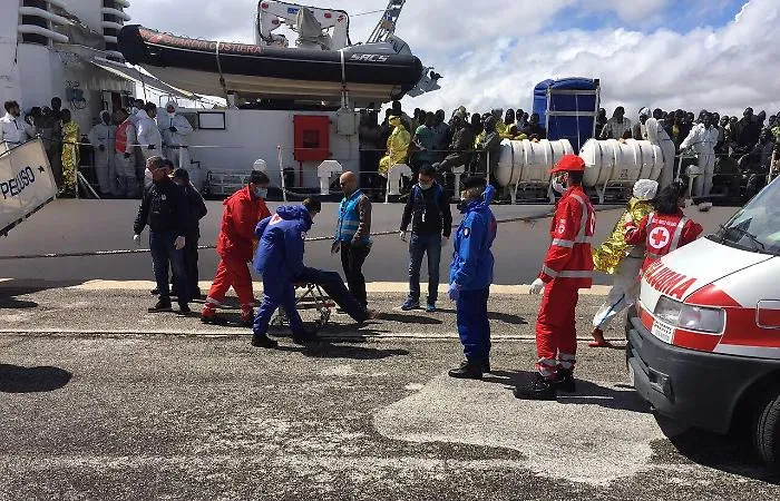 Migranti, in 1.000 sbarcati a Palermo: a bordo anche sette cadaveri