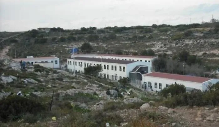 Tentativi di stupro e manganellate in hotspot Lampedusa nei racconti dei migranti