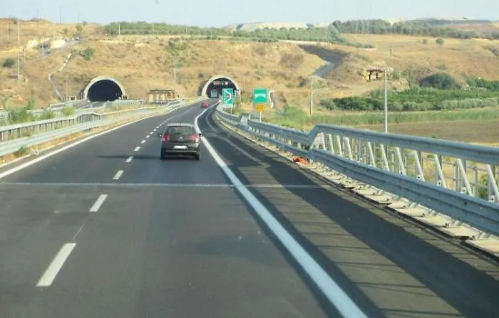 Scontro tra auto lungo la Siracusa Catania, muore  un anziano