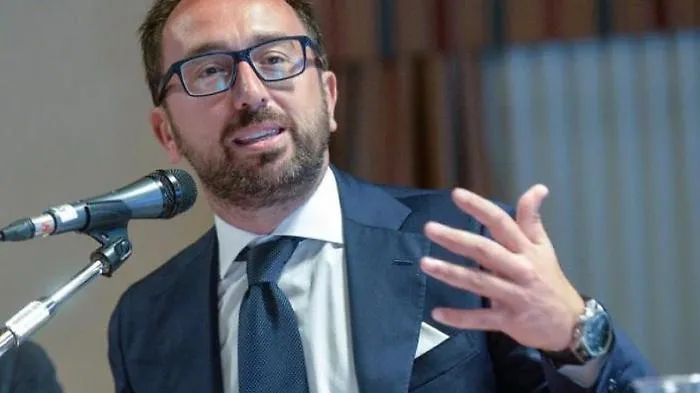 Da Caltanissetta duro attacco del ministro Bonafede all'Ars: &laquo;Non vuole lo spazzacorrotti&raquo;