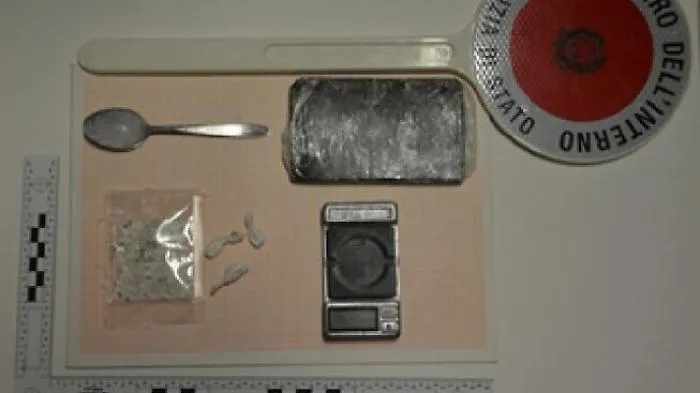 Il panetto di droga sequestrato dalla Finanza