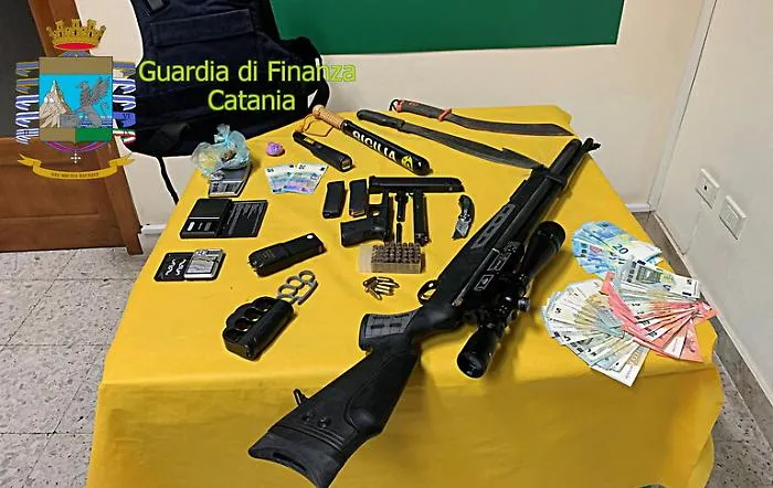Catania, socio del lido "Le Capannine" arrestato per armi e droga